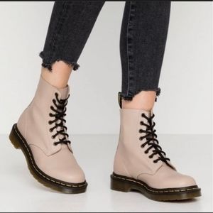 Dr. Martens 1460 Wanana Boots